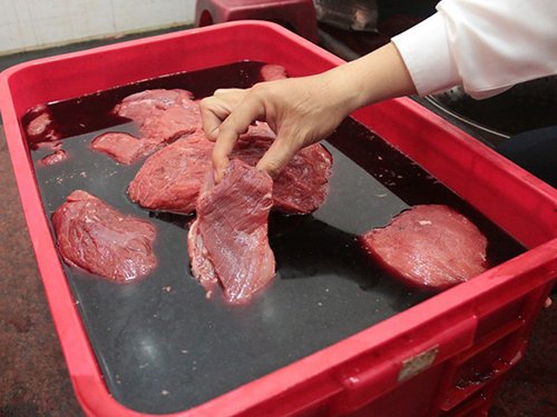 Cách nhận biết thịt bò giả, heo bơm nước và gà nhuộm hóa chất