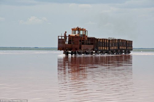 Hồ nước chuyển màu hồng bí ẩn ở Siberia