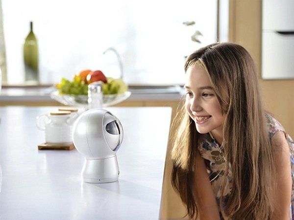 Robot đáng sợ biết "điều khiển" trẻ em