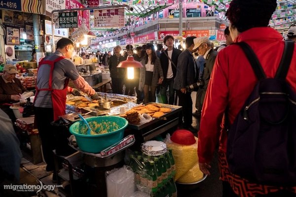 Khu chợ ẩm thực cổ nhất xứ kimchi