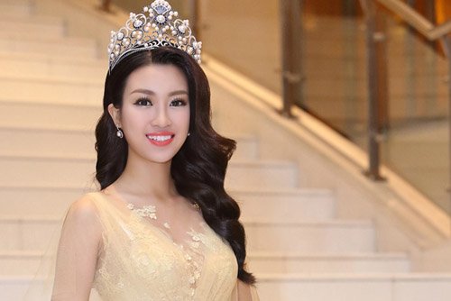 Hoa hậu Đỗ Mỹ Linh khoe dáng chữ S với váy xuyên thấu