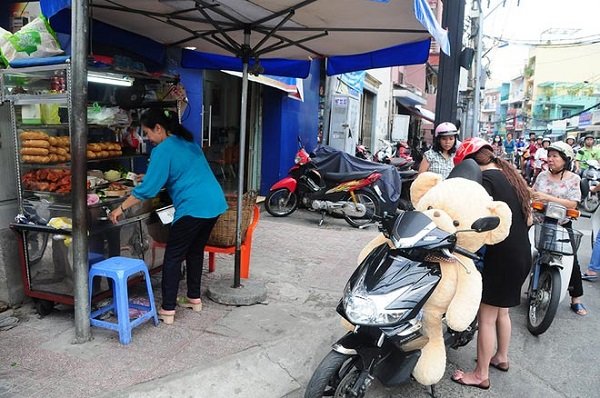 Bánh mì phá lấu 6 thập kỷ "ngon quên sầu" tại góc phố Sài Gòn