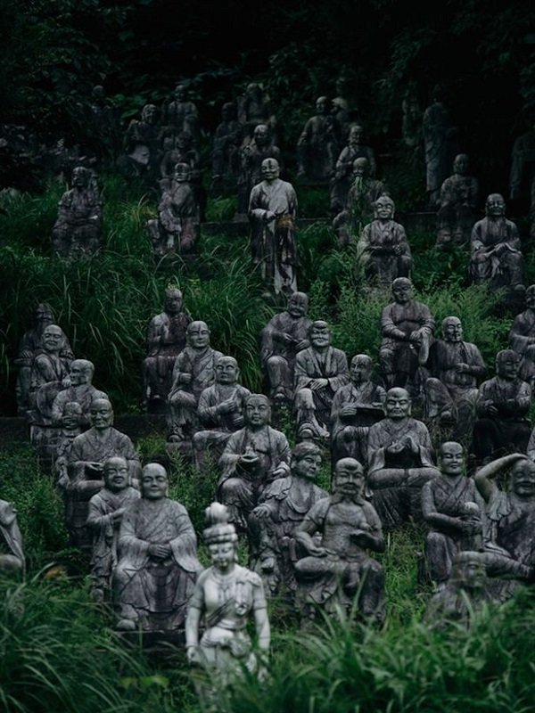 Rùng mình nơi 800 bức tượng nhìn chằm chằm du khách