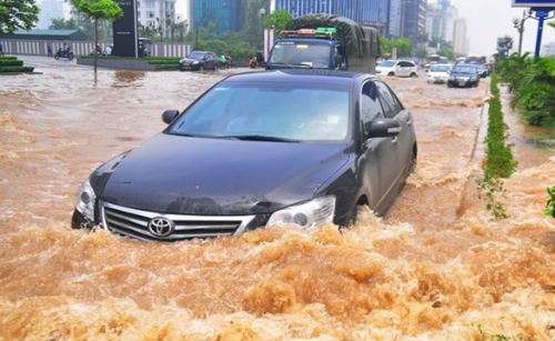 Những nguyên tắc lái ôtô an toàn trong mưa bão