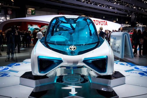 Cận cảnh xe điện Toyota FCV Plus với thân trong suốt
