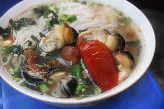 Hàng bún ốc Hà Nội "ngon phát hờn" khiến khách sẵn sàng ăn ở vỉa hè