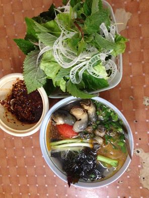 Hàng bún ốc Hà Nội "ngon phát hờn" khiến khách sẵn sàng ăn ở vỉa hè