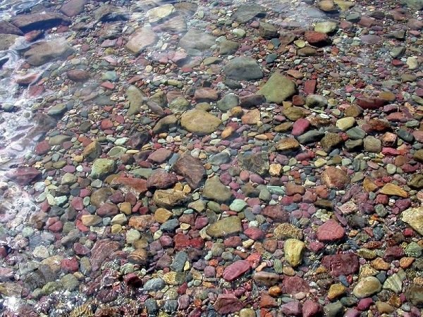 Hồ nước kỳ lạ chứa hàng triệu viên đá bảy sắc cầu vồng