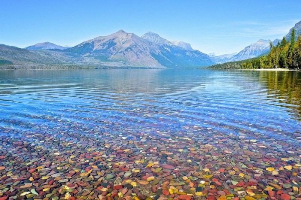 Hồ nước kỳ lạ chứa hàng triệu viên đá bảy sắc cầu vồng