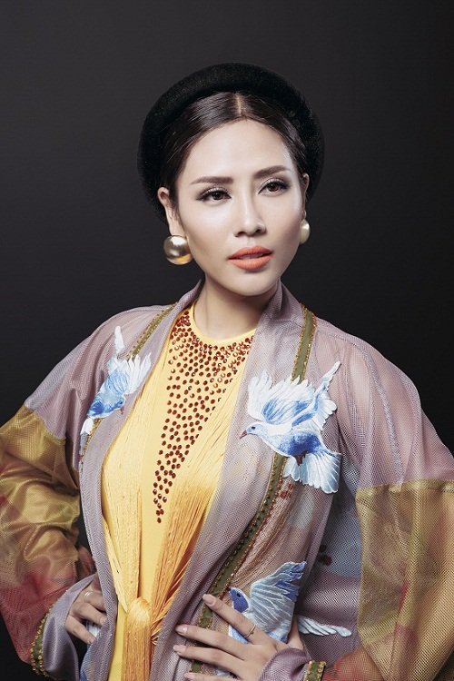 Người đẹp Nguyễn Thị Loan mặc áo tứ thân lộng lẫy với chim câu ở Mỹ
