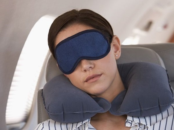 10 mẹo vặt giúp bạn thoải mái hơn trong chuyến bay dài