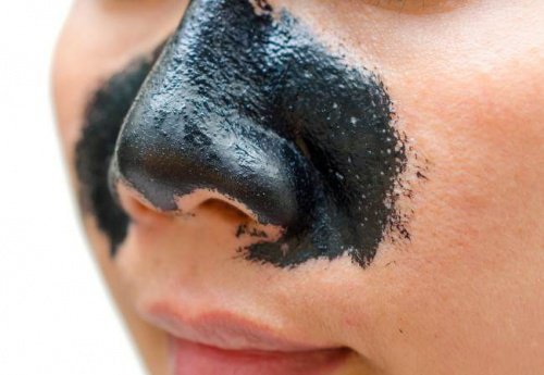 Cách loại trừ mụn đầu đen trên mũi bằng than hoạt tính