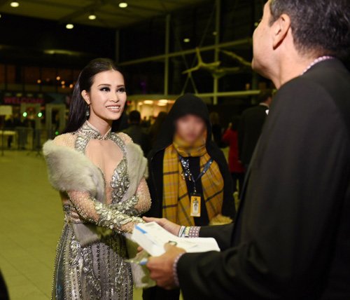 Đông Nhi gợi cảm xuất hiện tại lễ trao giải EMA đình đám quốc tế