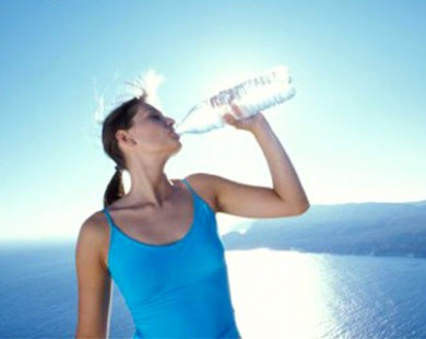 Nguy cơ hại sức khỏe tiềm ẩn từ uống nước đóng chai