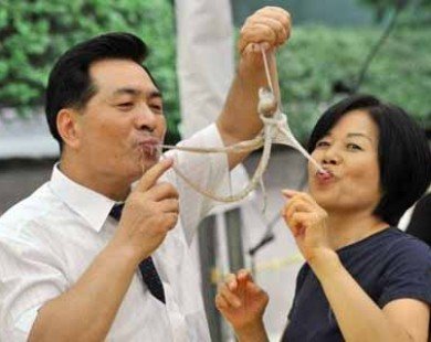 Xem dân Seoul thi ăn bạch tuộc còn ngoe nguẩy