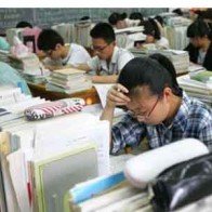 Trường bắt sinh viên ký cam kết đề phòng tự tử