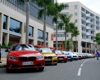 Dàn xe sang BMW đa màu sắc tụ họp ở Sài Gòn
