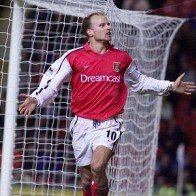 Bergkamp muốn trở lại Arsenal "dạy" Ozil
