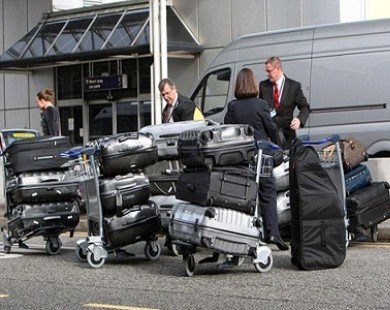 Vợ con Rooney kết thúc kỳ nghỉ với 19 vali