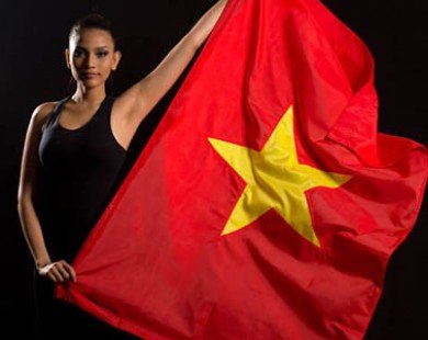 Trương Thị May tự hào chụp ảnh cùng cờ Tổ Quốc
