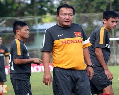 HLV Hoàng Văn Phúc vẫn chỉ đạo U23 VN tập luyện