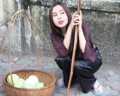 Lưu Hương Giang thành gái quê, bán bắp cải rong