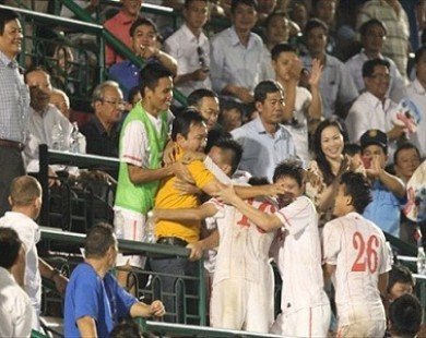 Cầu thủ U23 Việt Nam khóc, giành tặng chiến thắng cho 