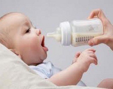 Uống sữa bột bị giảm 5 điểm IQ so với bú mẹ