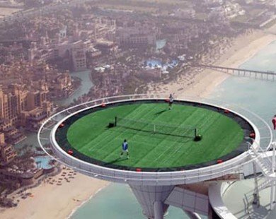 Choáng ngợp sân tennis trên nóc khách sạn cao nhất thế giới