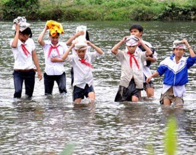 Tránh bão, nghiêm cấm học sinh di chuyển bằng đường sông