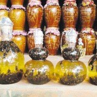 Trị ngứa kinh niên bằng mật ong ngâm rượu