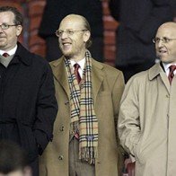 Kế hoạch bán cổ phần của nhà Glazer khiến fan M.U giận dữ