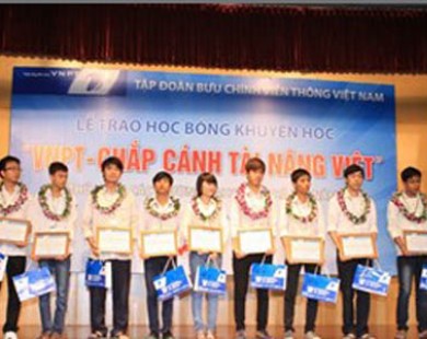 Trao học bổng cho 10 thủ khoa đại học xuất sắc tại Hà Nội