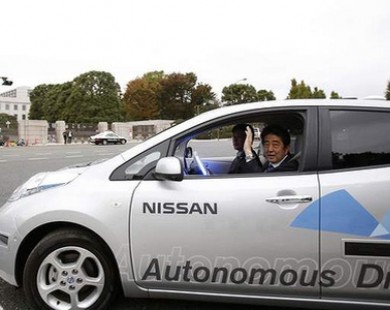 Thủ tướng Nhật Bản ngồi xe tự lái trên đường phố Tokyo