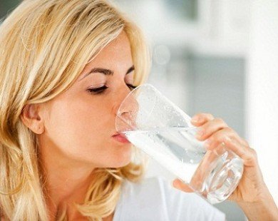 Vì sao nên uống nước sau khi ngủ dậy buổi sáng?