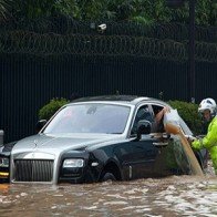 Đi xe dưới trời mưa bão : Những điều cần chú ý