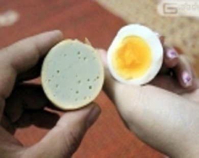 Trứng gà làm từ cao su gây sốc người tiêu dùng tại Hà Nội