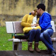 Đỏ mặt với nữ sinh Việt: Hồn nhiên diễn cảnh nóng trong công viên