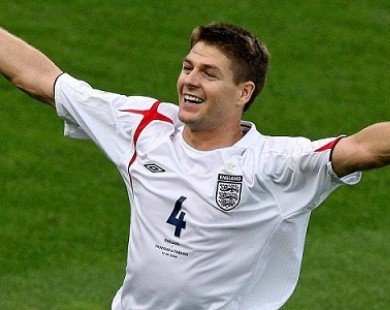 Gerrard cân bằng thành tích với huyền thoại Bobby Moore, đá xoáy Beckham