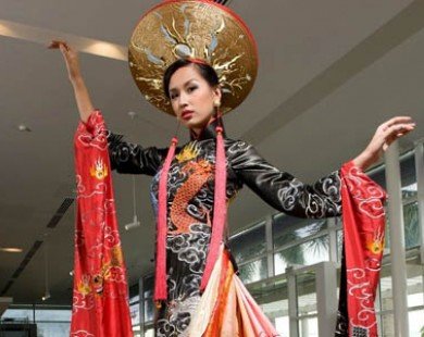 Mai Phương Thúy catwalk trên sàn Ngôi sao thiết kế Việt