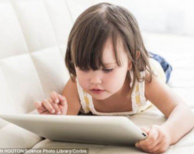 Trẻ dưới 2 tuổi dùng iPad sẽ bị yếu cơ