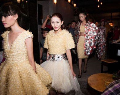 Người mẫu Việt mặc thời trang từ Bao Cao Su trên đường phố