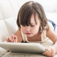 Trẻ dưới 2 tuổi dùng iPad sẽ bị yếu cơ