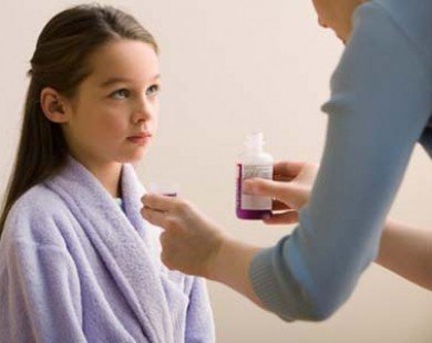 Thận trọng khi dùng thuốc ho cho trẻ