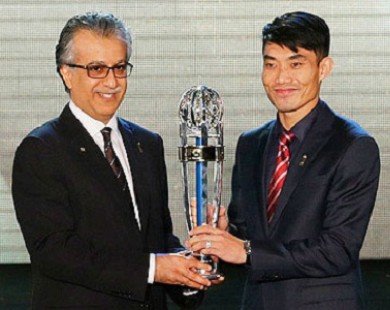 Zheng Zhi nhận giải thưởng cầu thủ xuất sắc nhất Châu Á