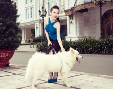 Angela Phương Trinh xinh tươi dắt "chó Samoyed" đi dạo