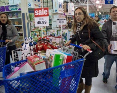 Dân Mỹ đổ xô mua sắm trong ngày đầu tiên xả hàng