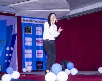 Uyên Trang giản dị trong đêm nhạc gây quỹ học bổng