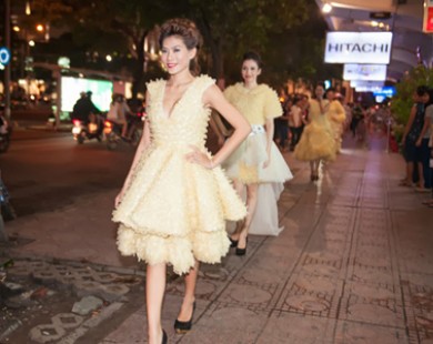 Clip: Dàn mẫu diện trang phục bao cao su đi catwalk trên phố Sài Gòn