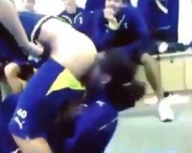 Sao trẻ Tottenham bị ép hôn… mông đồng đội